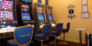 togel 51 Bandar Poker table lobby showing multiple active tables with dealer names and current bet ranges